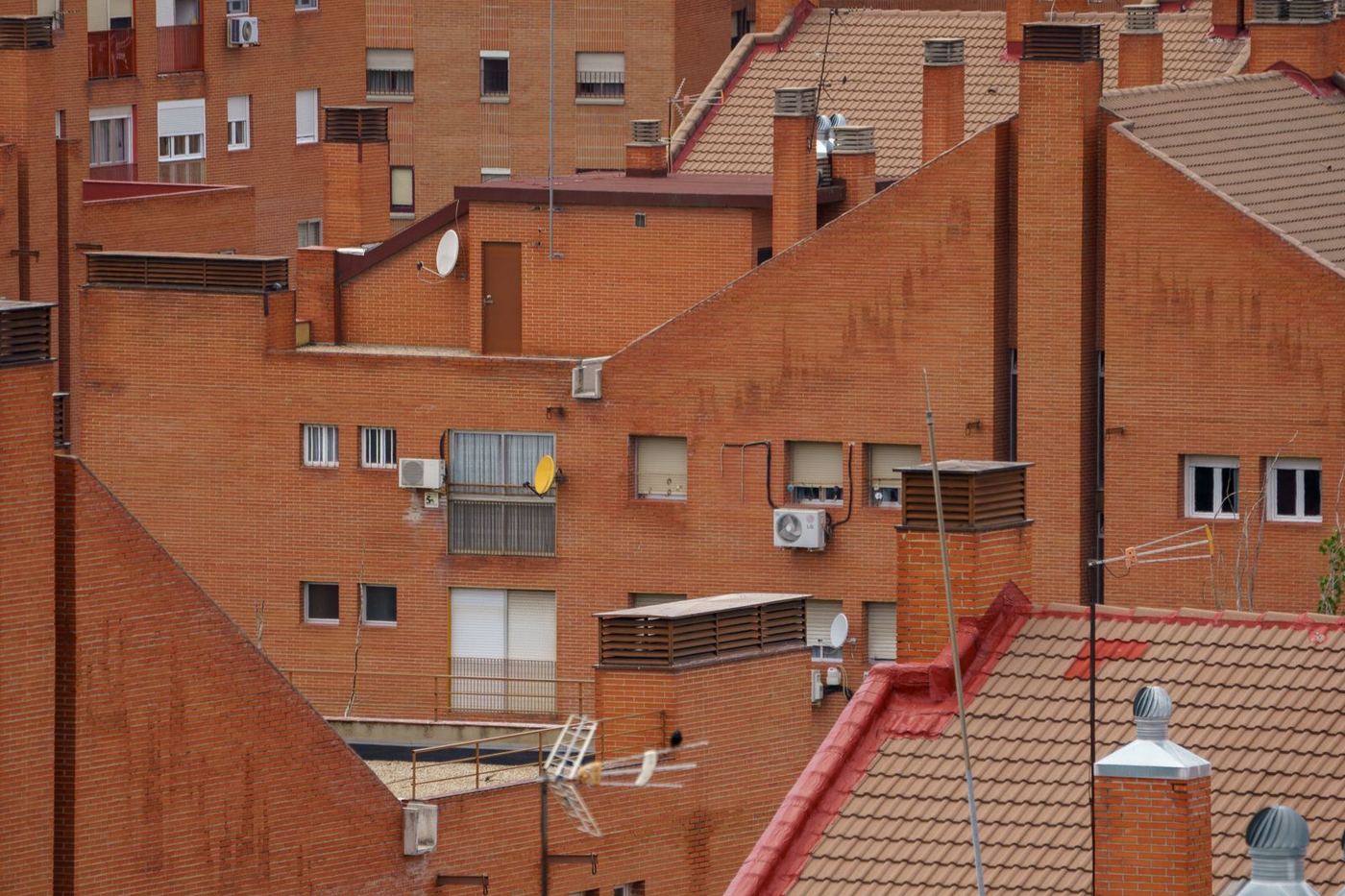 Tejados y azoteas de Madrid con unidades exteriores de climatización